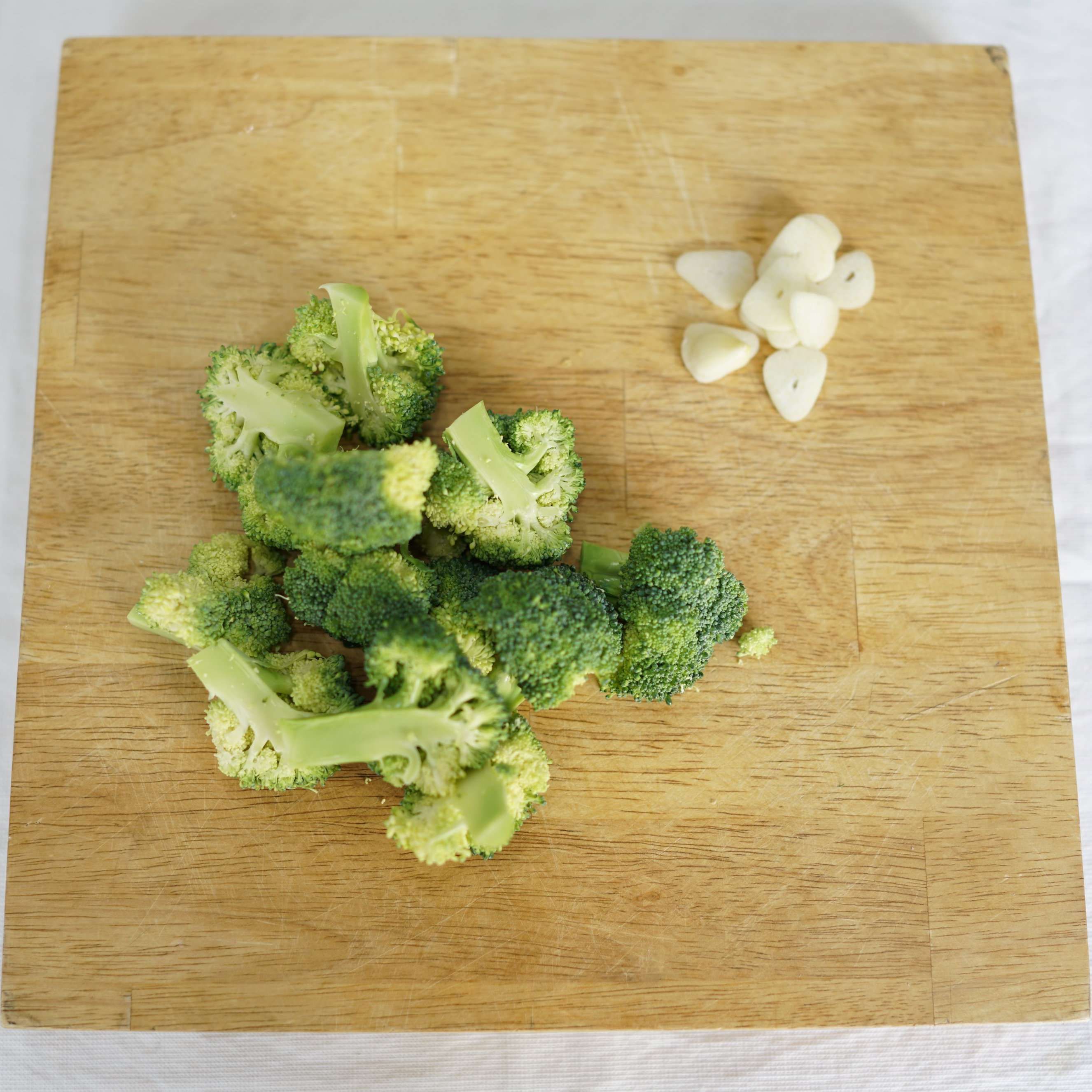 브로콜리는 한입 크기로 자르고, 마늘은 얇게 썰어주세요. 비트는 얇게 채 썰어주세요.