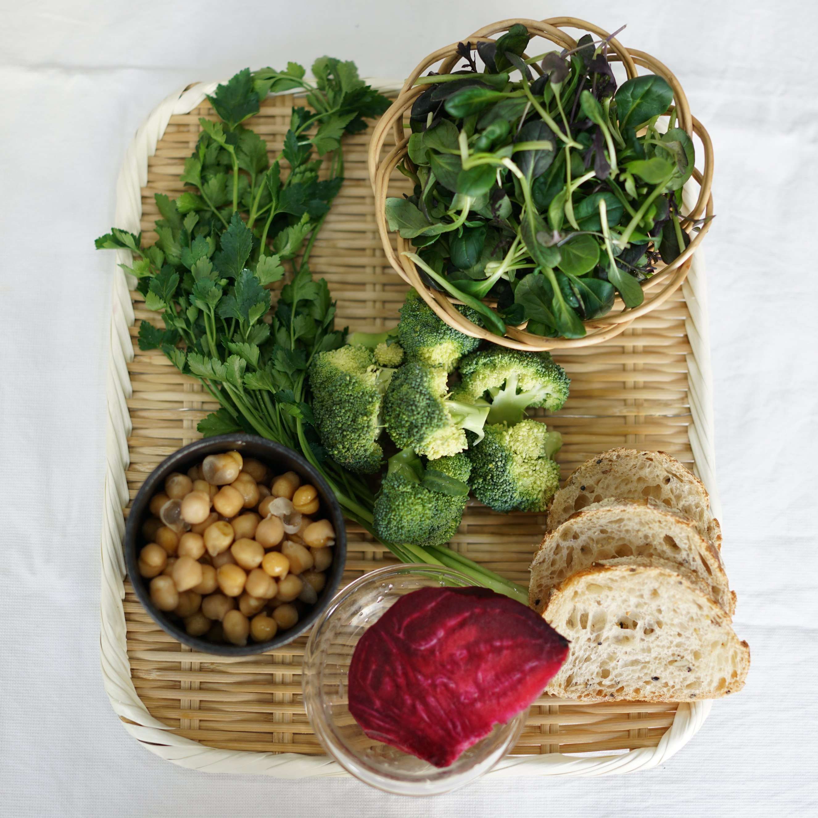 후무스샐러드을 위한 재료 이미지로 브로콜리,마늘,비트,바게트빵 슬라이스,이탈리안 파슬리 등으로 구성 되어있습니다.