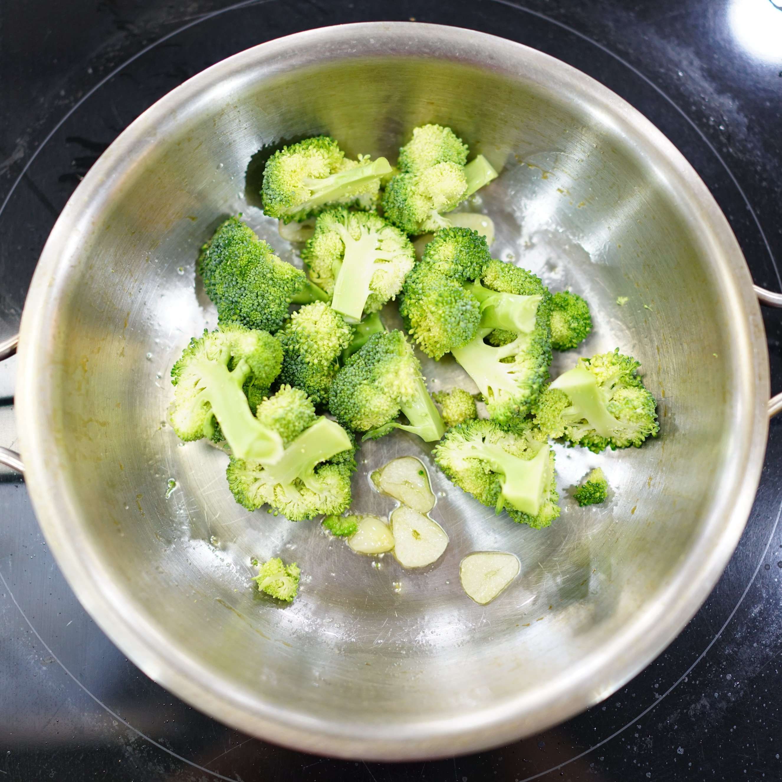 올리브유를 넉넉히 두르고 마늘과 브로콜리를 볶아주세요.