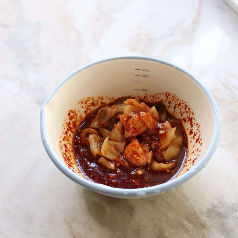 양념장 재료를 모두 섞고 김치를 넣어 양념장을 만들어주세요