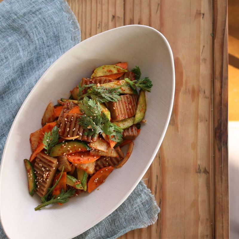 완성된 무침을 접시에 담고 통깨를 뿌려주세요.