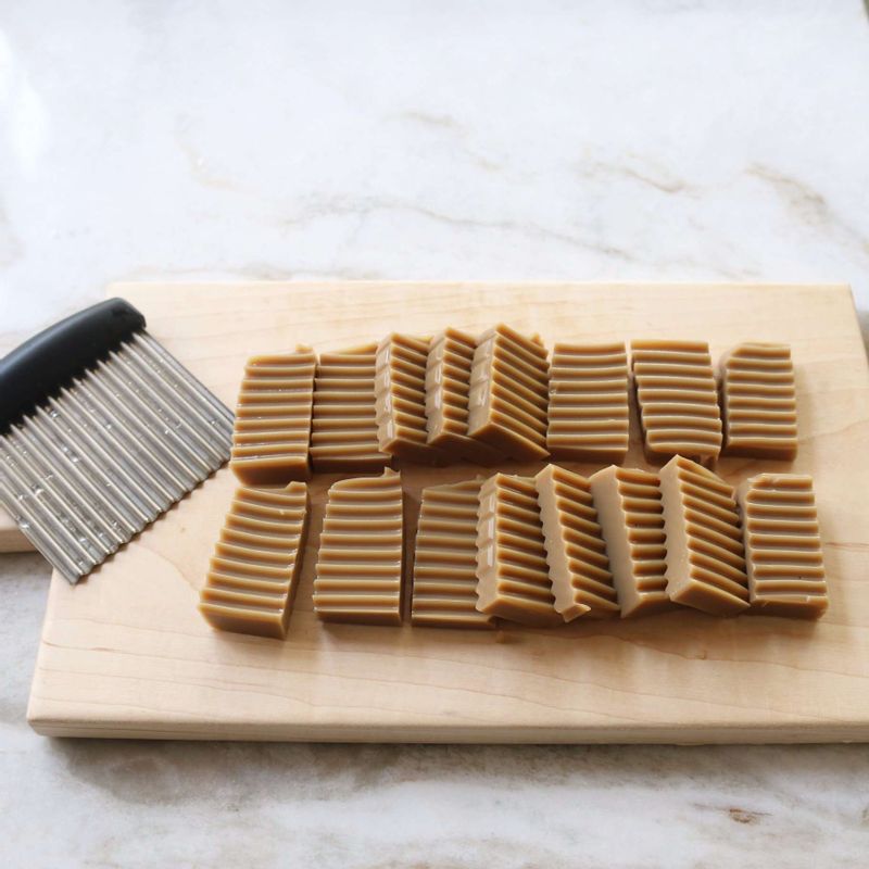 도토리묵은 이등분으로 자른 후, 1센치 두께로 썰어주세요.