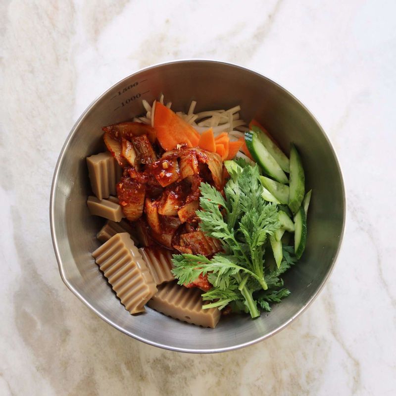 볼에 도토리묵과 야채, 양념장을 넣고 묵이 부서지지 않게 살살 버무려주세요.