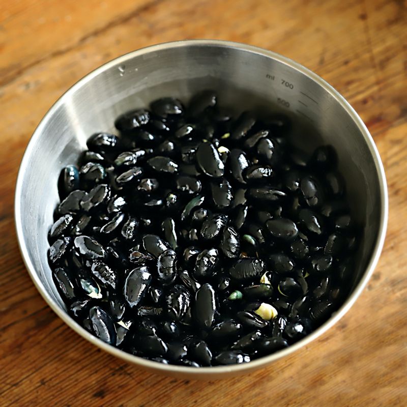 검은콩은 깨끗이 씻어 3시간 이상 불려주세요.