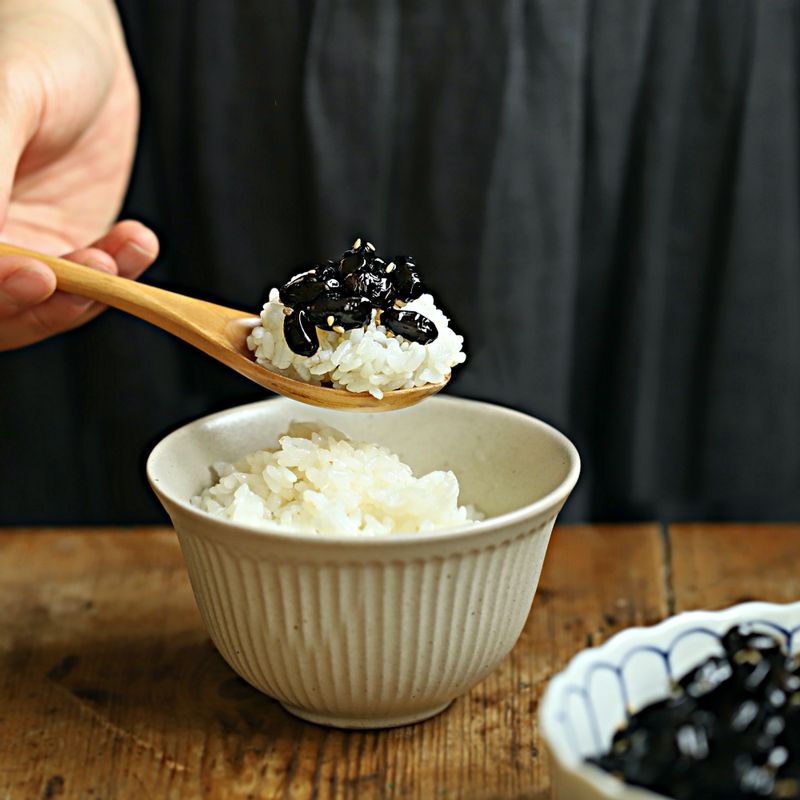 접시에 검은콩 자반을 담고 통깨를 뿌려주세요.