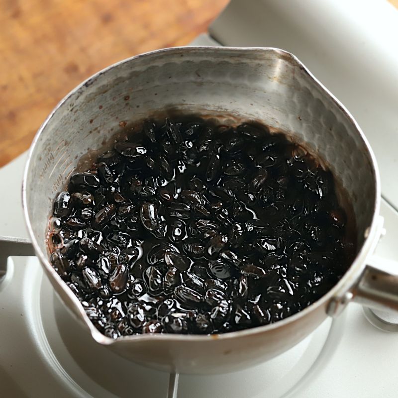 콩이 말랑하게 삶아지면 양념 재료를 넣고 약한 불에서 15분 정도 물기가 자작해질 때까지 졸여주세요.