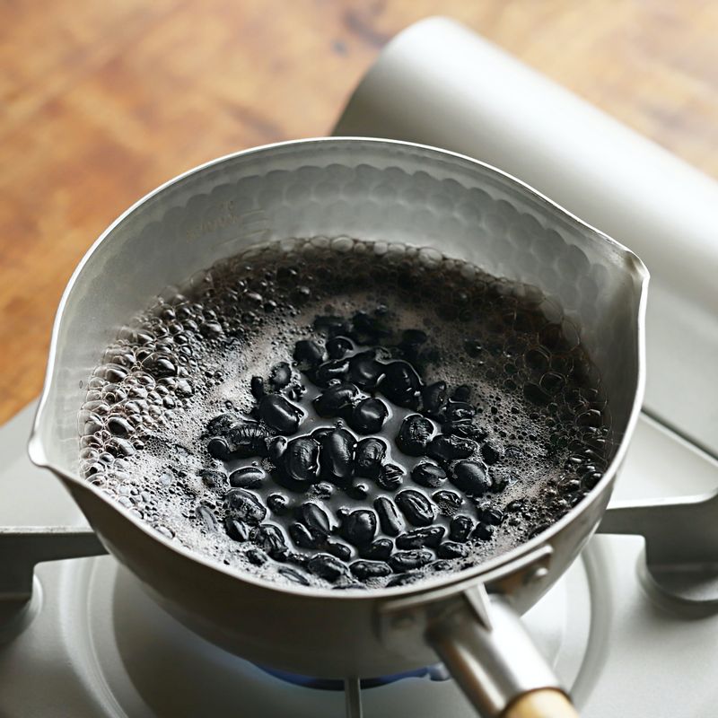 불린 콩에 물을 붓고 약한 불에서 뚜껑을 열고 20분 정도 삶아주세요.
(콩 불린 국물을 사용해서 조리면 영양 손실을 줄일 수 있답니다.)