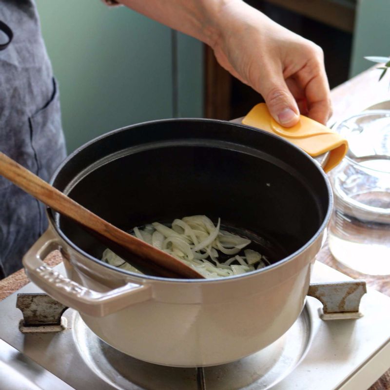냄비에 기름을 두르고 양파를 3분 정도 중불에서 볶다가 다진쇠고기를 넣고 약간의 소금, 후추를 뿌려 쇠고기가 익을 때까지 볶아주세요.