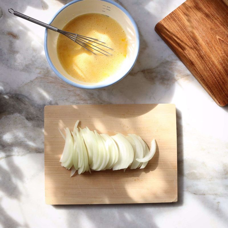 양파는 얇게 채를 썰어주세요. 볼에 달걀을 깨어 넣고, 달걀물 양념재료를 더해 섞은 후 체에 내려주세요.