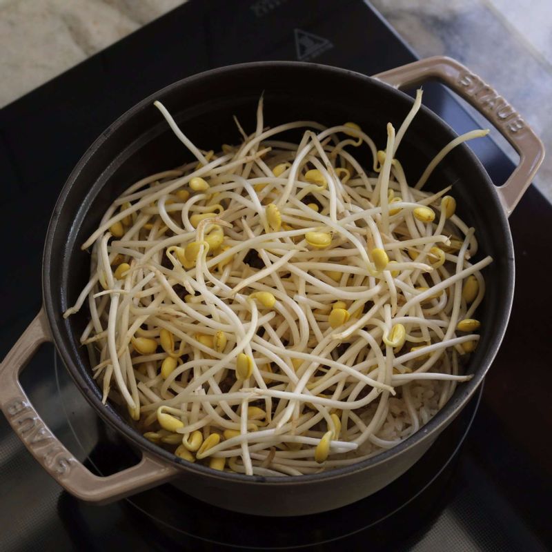 밥물이 잦아들면 콩나물을 넣고 약한불에서 5분 정도 뚜껑을 닫아주세요. 이후 불을 끄고 뚜껑을 닫은 채로 10분 정도 뜸을 들여주세요.