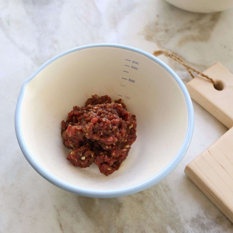 다진 쇠고기는 쇠고기양념 재료에 10분 정도 재워주세요