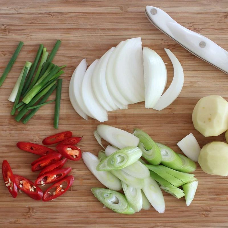 감자는 껍질을 제거하고 양파는 굵게 채썰어주세요. 대파, 홍고추는 어슷하게 썰고 쪽파는 4cm 길이로 썰어주세요.