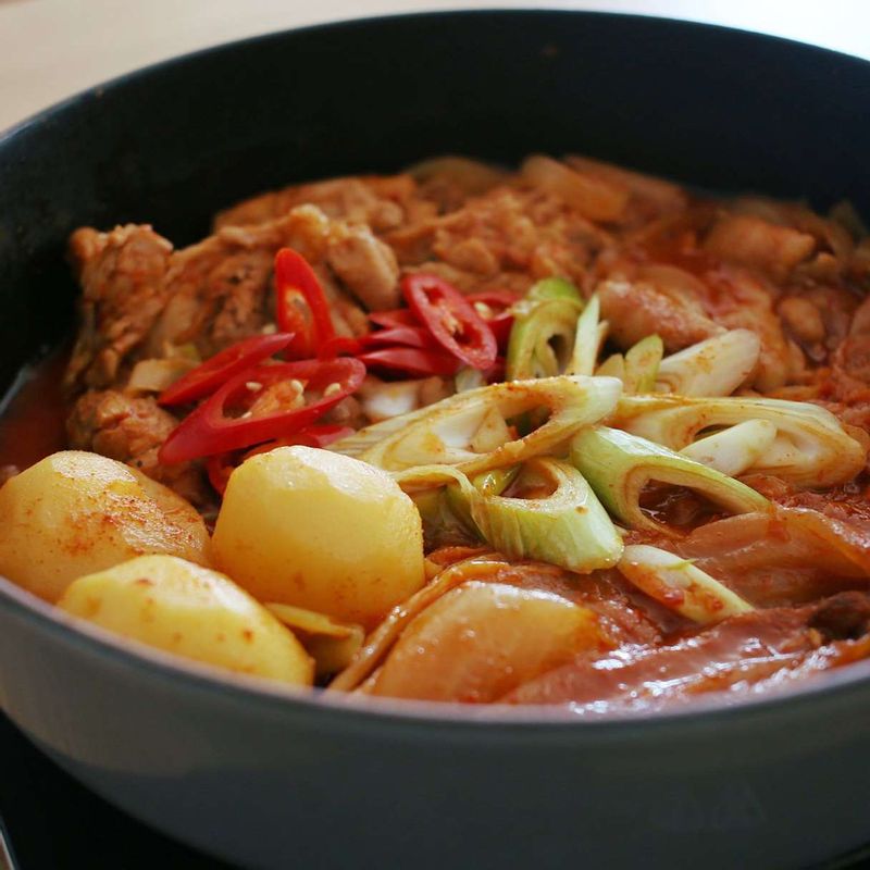 감자가 익으면 불을 약불로 줄이고 대파, 홍고추를 넣고 5분간 끓여주세요.