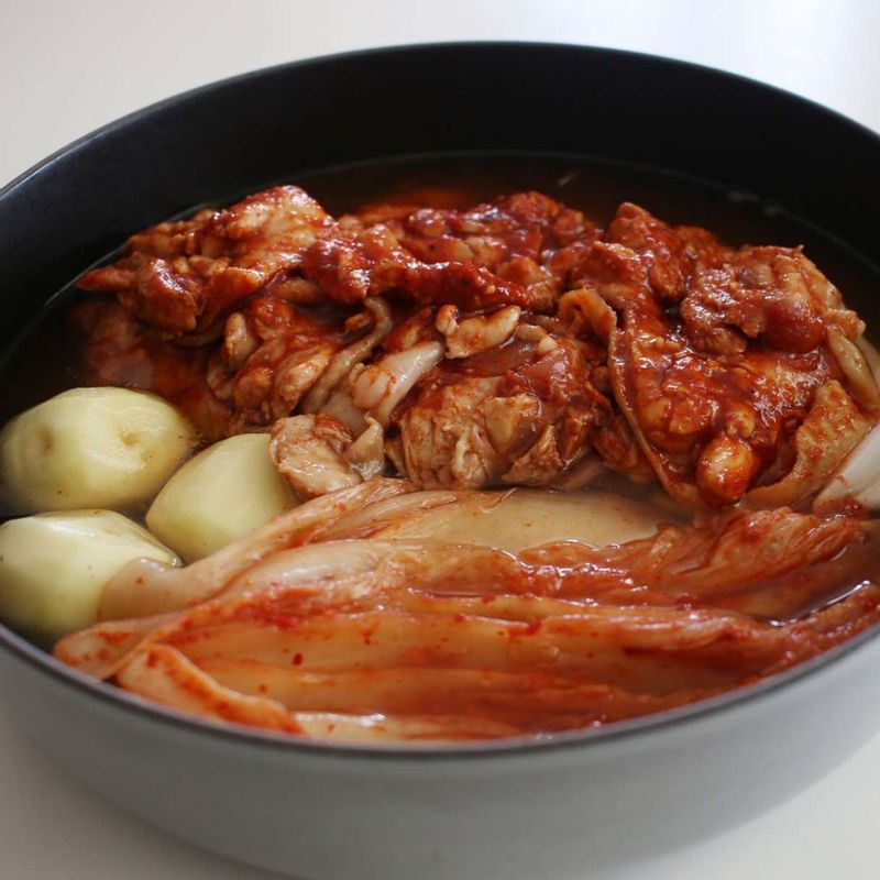 묵은지는 양념소를 털어내주세요. 냄비에 감자, 양파, 묵은지, 닭다리살, 다시마육수를 넣고 센불에서 끓여주세요.