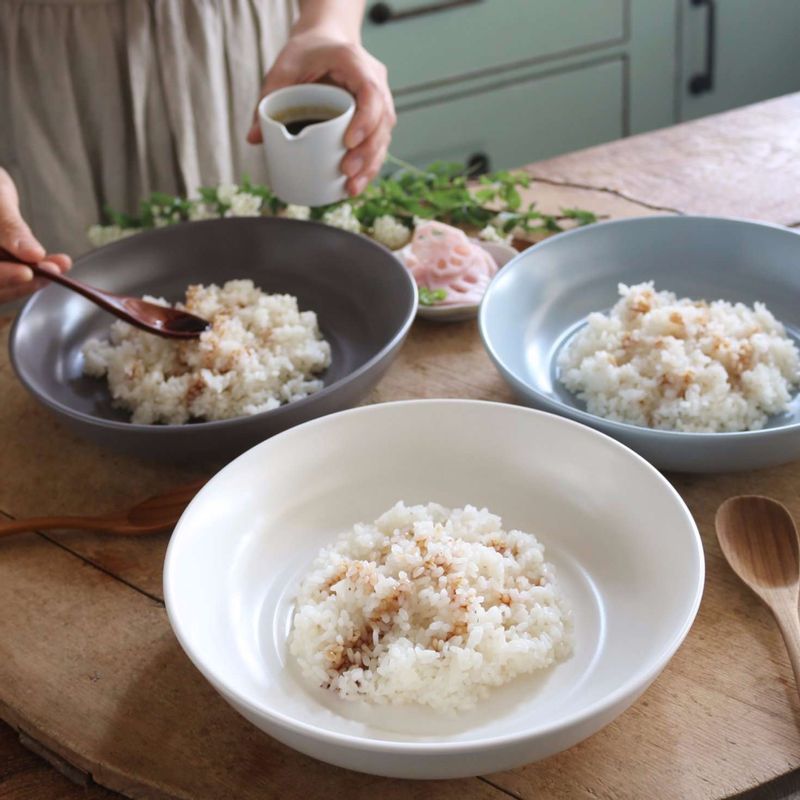 그릇에 밥을 담고, 적당히 소스를 뿌린 후 영양부추와 양파채를 섞어 올리고, 먹기좋게 썰어놓은 쇠고기를 담은 후 남은소스와 마늘칩을 뿌려주세요. 
(기호에 따라 약간의 연겨자와 동그랗게 슬라이스 한 레디쉬를 곁들여 드셔도 맛있답니다.)
