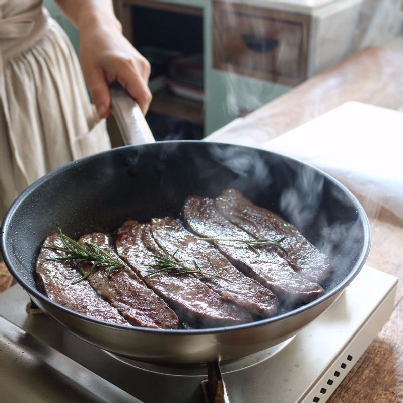 달군 팬에 쇠고기를 올리고, 센불에서 한 면이 익었을 때 뒤집어 2분정도 더 굽고 꺼내 종이호일을 덮어주세요.
(구운 쇠고기는 호일에 싸서 5분정도 둔 후 썰어주세요. 육즙이 고기 안에 퍼져 더욱 부드러운 스테이크가 된답니다)