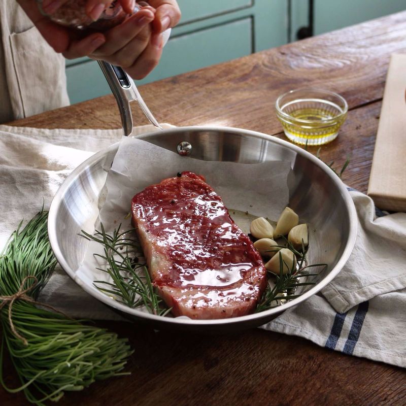 쇠고기는 키친타올에 올려 핏물을 제거하고 약간의 소금, 후추, 올리브오일을 뿌려 10분정도 재워주세요.