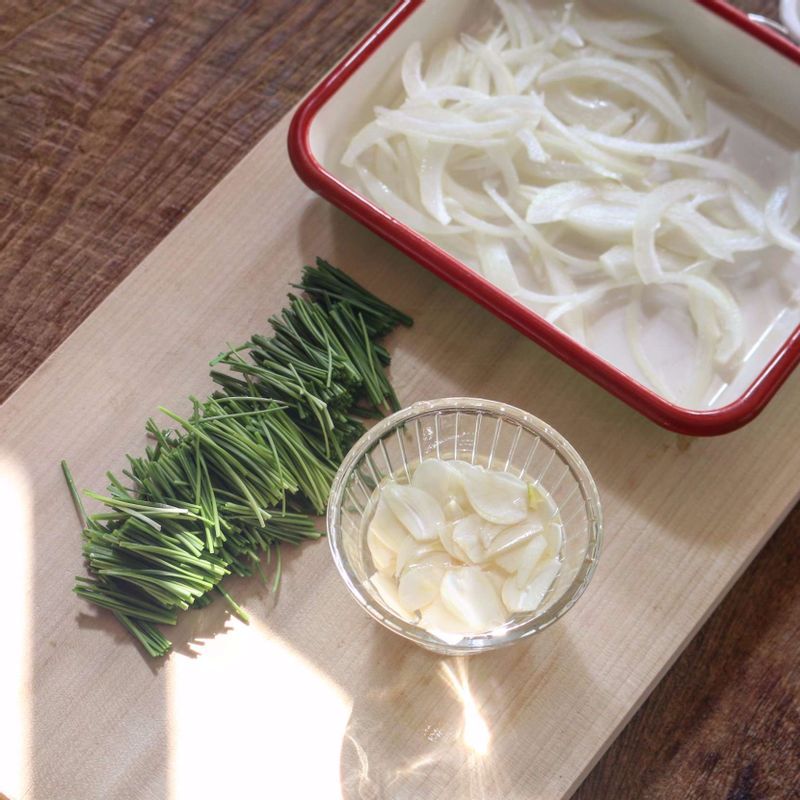 양파와 마늘은 얇게 슬라이스해서 물에 담갔다가 키친타올에 올려 물기를 제거해주세요. 영양부추는 깨끗이 씻어 3센치 길이로 잘라주세요.