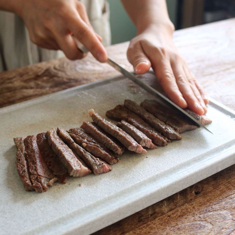 구운 쇠고기는 칼을 눕혀서 먹기 좋은 두께로 잘라주세요.