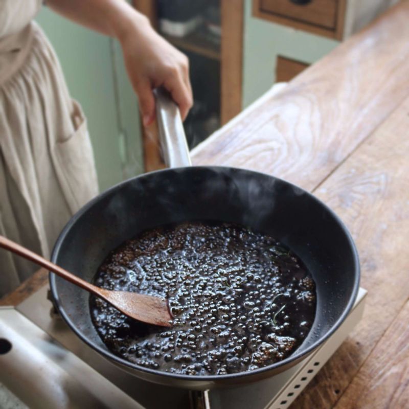 쇠고기를 구웠던 팬에 소스재료를 넣고, 2분정도 바글바글 끓여주세요.