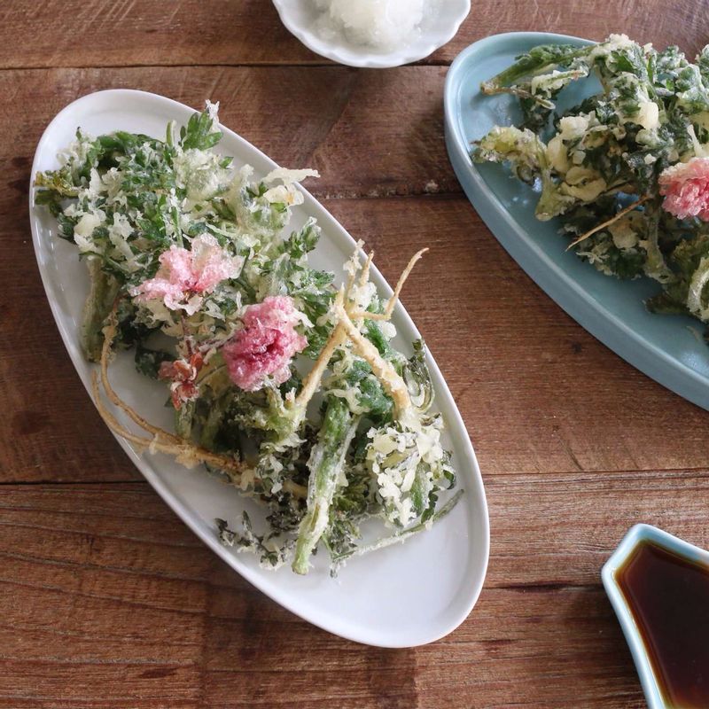 봄나물튀김을 접시에 담고 초간장소스를 곁들여주세요.