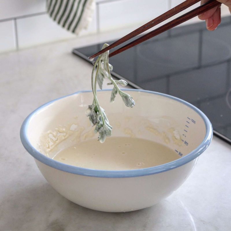 160도로 달군 기름에서 튀김옷을 입힌 봄나물을 바삭하게 튀겨주세요.
(나물을 튀길 때 젓가락으로 나물을 살짝 흔들어주고, 손 끝에 반죽을 살짝 묻혀 물방울 튀기듯 반죽을 뿌려주면 튀김꽃이 핀 바삭한 튀김을 만들 수 있답니다)