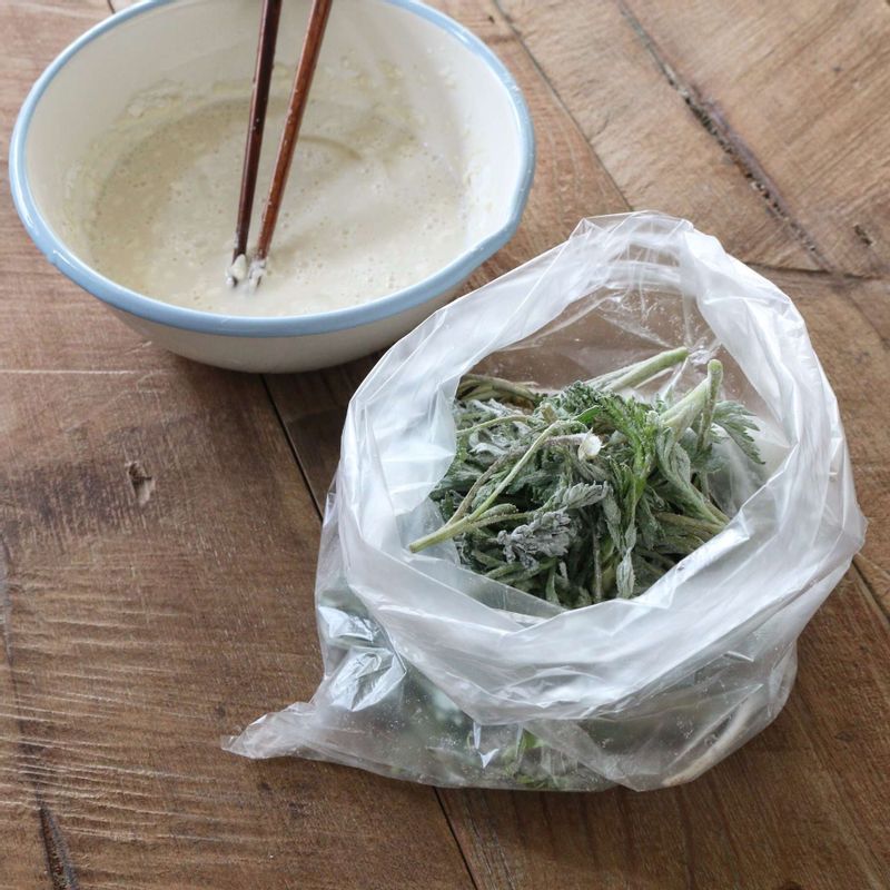 볼에 튀김옷 재료를 넣고 젓가락으로 가볍게 섞어주세요.
물기를 제거한 봄나물에 튀김가루를 얇게 묻혀 털어 낸 후, 섞어 놓은 튀김 반죽을 입혀주세요.