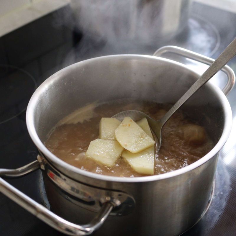 냄비에 다시마멸치육수를 넣고, 국물이 끓으면 된장을 체에 담아 푼 후 감자를 넣어 끓여주세요.