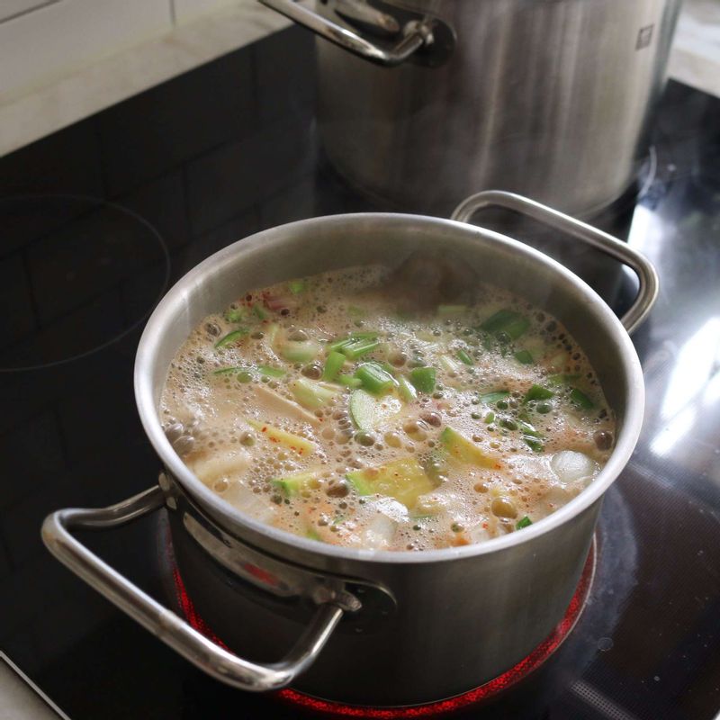 감자가 익으면 바지락과 양파, 애호박을 넣고 2분 정도 더 끓이다가 두부, 대파를 넣어 끓인 후 다진마늘과 고춧가루를 넣어주세요.