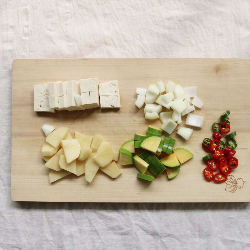 감자, 양파, 애호박, 두부는 한입 크기로 먹기 좋게 썰고, 대파와 홍고추는 송송 썰어주세요.