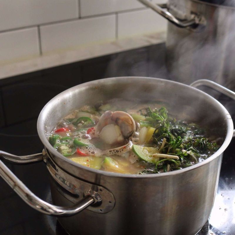 마지막에 냉이와 홍고추를 넣어 한소끔 더 끓여주세요.