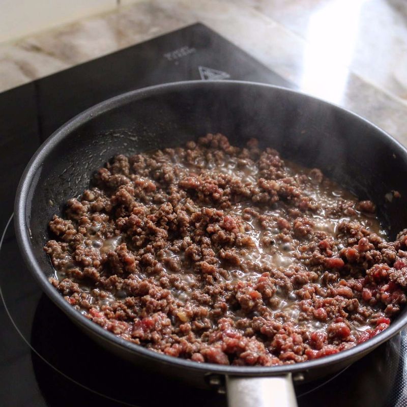 달군 팬에 양념한 고기를 넣고 볶아주세요.