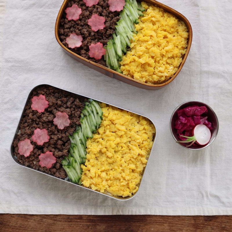 얇게 자른 무를 꽃모양 틀로 찍은 후 비트물에 담가 장식해도 좋아요.