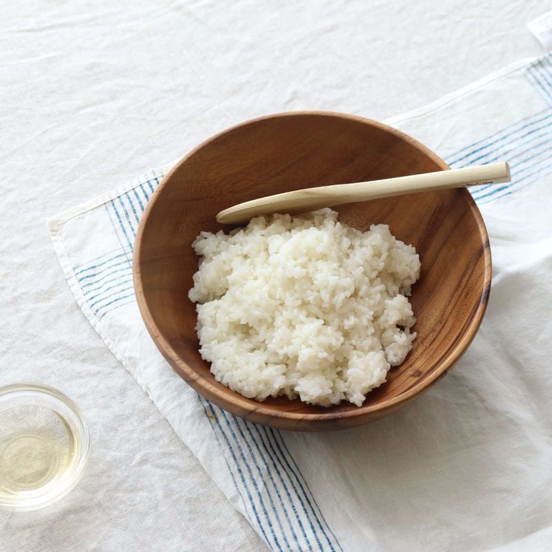 단촛물 재료를 섞고, 전자레인지에서 설탕이 녹을 때까지 1분 정도 돌려주세요. 고슬하게 지은 밥에 넣고 주걱으로 가르듯이 빠르게 섞은 후 젖은 키친타월로 덮어주세요.