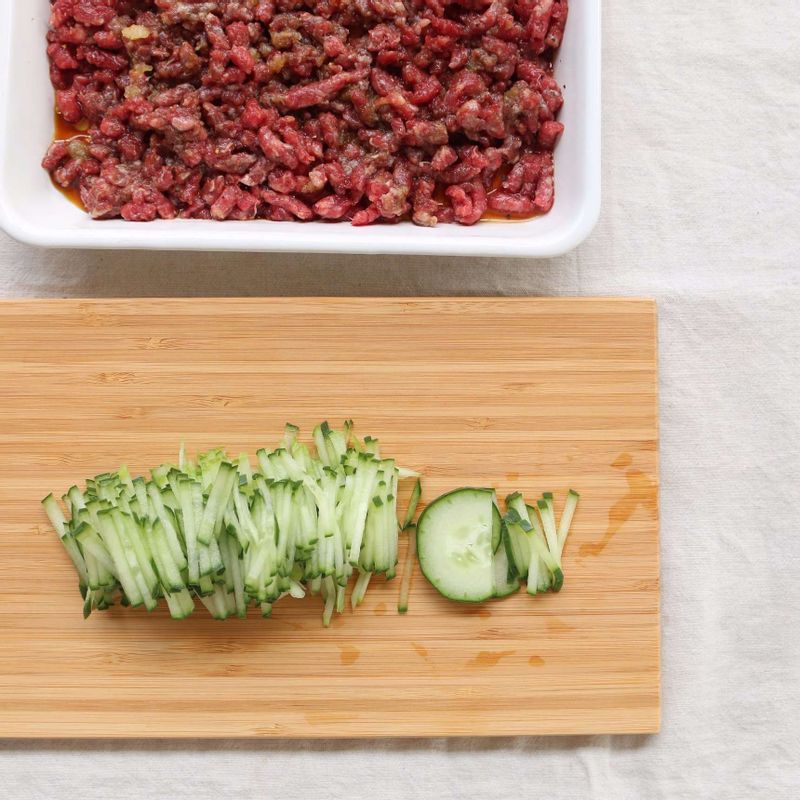 오이는 곱게 채를 썰고, 다진쇠고기는 고기양념에 10분간 재워주세요.