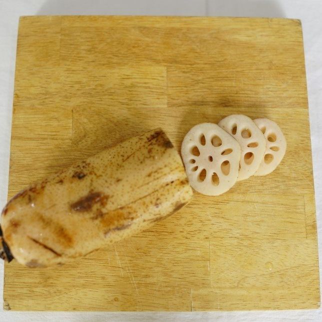 연근은 1cm두께로 동그랗게 썰어주세요.