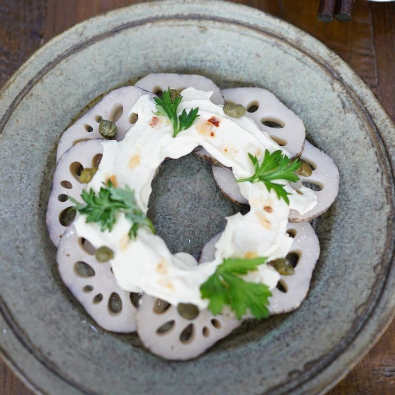 찐 연근은 그릇에 담고 두부소스를 얹은 다음 케이퍼와 암염, 쑥을 얹어내세요.