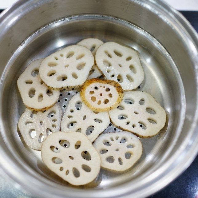 김 오른 찜기에서 STEP1의 연근을 5분간 쪄주세요.