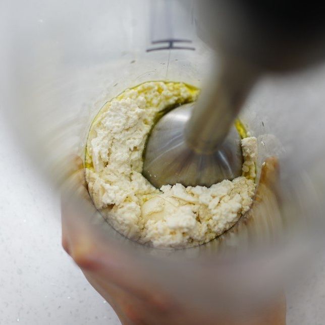 두부와 올리브유, 레몬즙을 같이 곱게 갈아주세요.