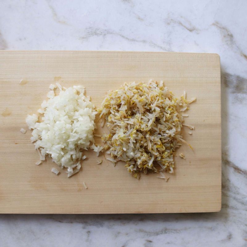 양파는 잘게 다지고, 숙주는 끓는 물에 살짝 데친 후 물기를 제거해 잘게 다져주세요.