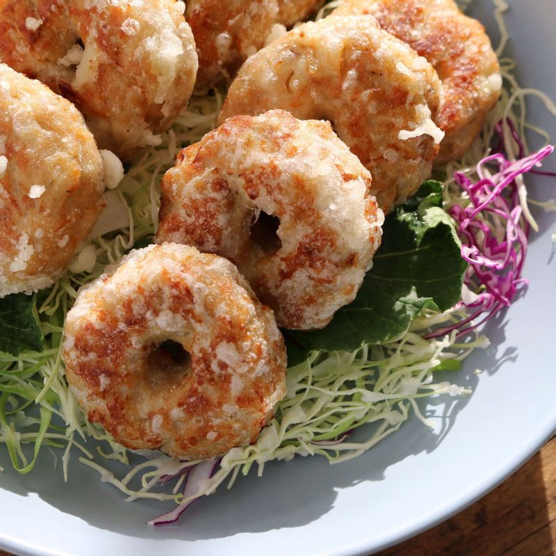 접시에 고기도너츠를 담고 기호에 따라 양배추샐러드를 곁들여주세요.