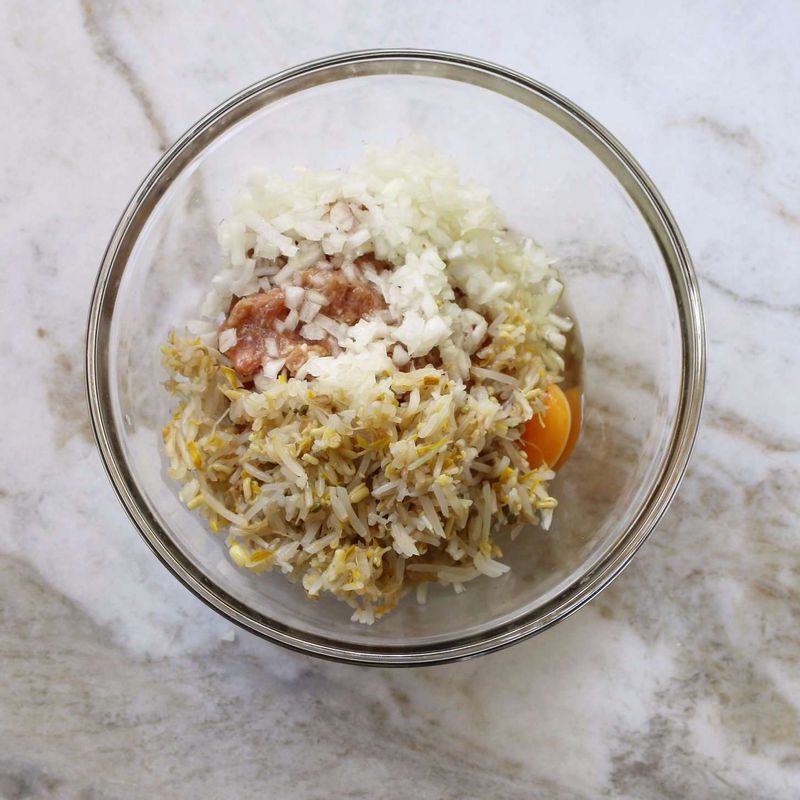 다진 돼지고기와 숙주, 양파, 달걀, 양념재료를 볼에 넣어 고루 섞은 후 잘 치대주세요.