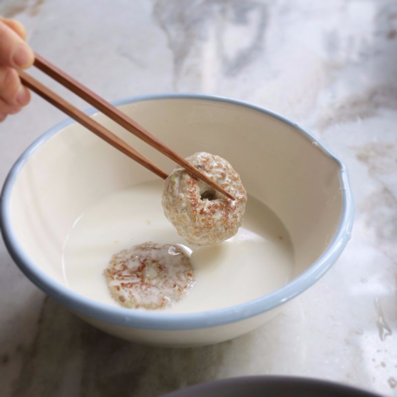 고기도너츠에 튀김반죽을 묻혀 170도의 기름에 넣고 튀겨주세요.