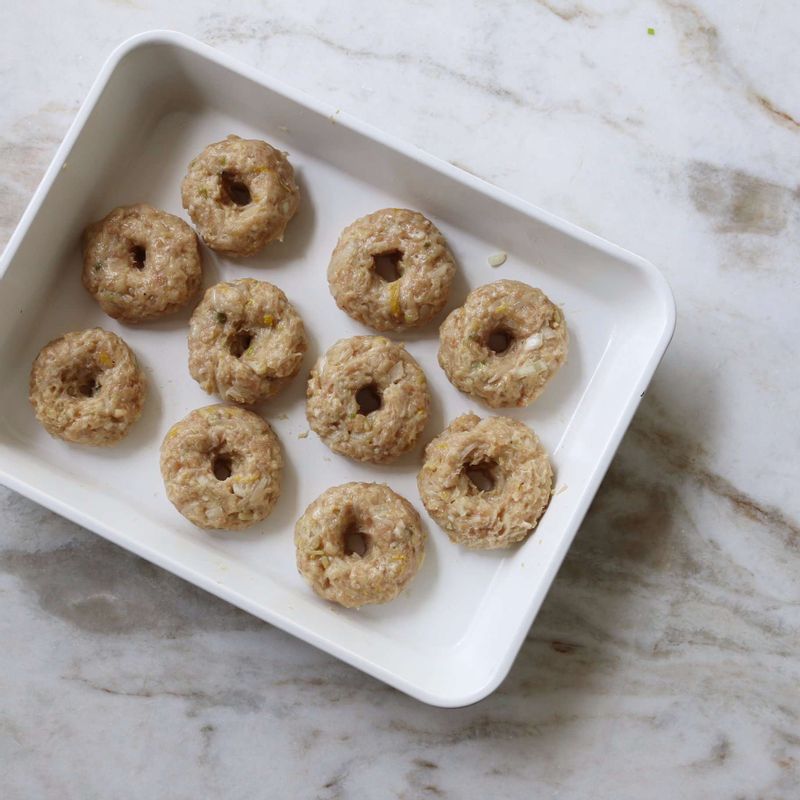 반죽을 동그랗게 빚고, 젓가락으로 가운데에 구멍을 내주세요.