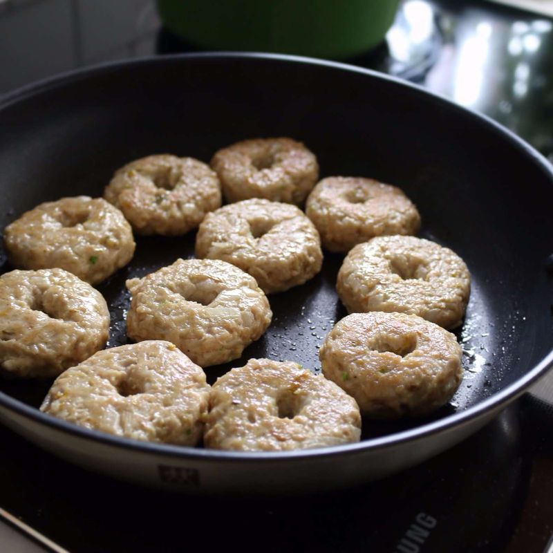 팬에 약간의 기름을 두르고 앞뒤로 노릇하게 지져주세요.