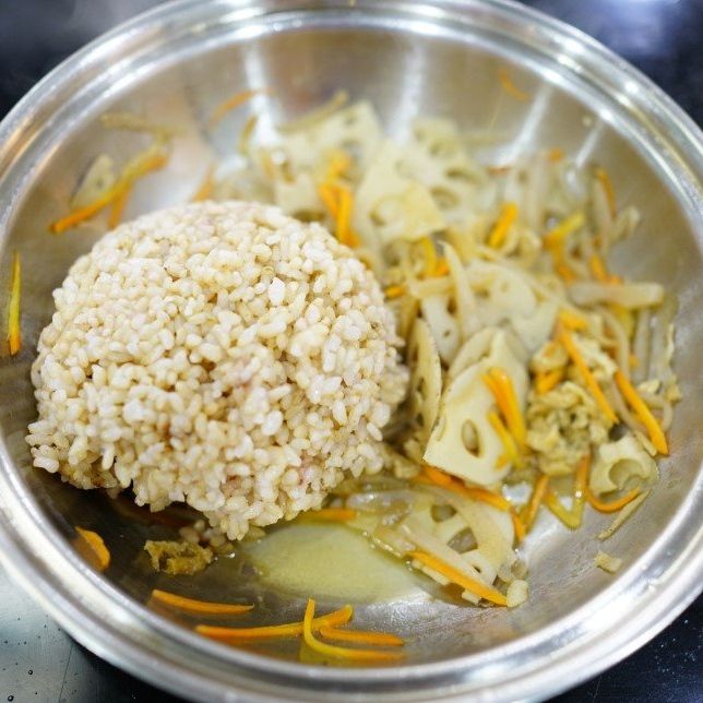 불을 끄고 현미밥을 넣은 후 섞어주세요.