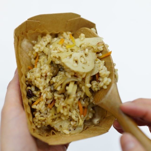 완성된 밥을 도시락통에 담아주세요.