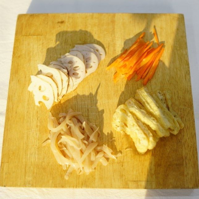 연근은 은행잎꼴로 얇게 저며 썰고 당근은 채 썰어주세요.
곤약과 생유부도 채를 썰어주세요.