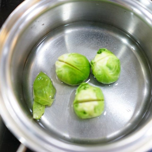 방울 양배추는 밑둥에 칼집을 깊숙히 넣어 끓는 물에 소금을 조금 넣고 익혀주세요.