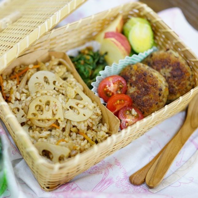 익힌 방울양배추는 매실장아찌를 다져서 같이 무치고 사과는 먹기 좋게 썰어 도시락에 담아 마무리하세요.